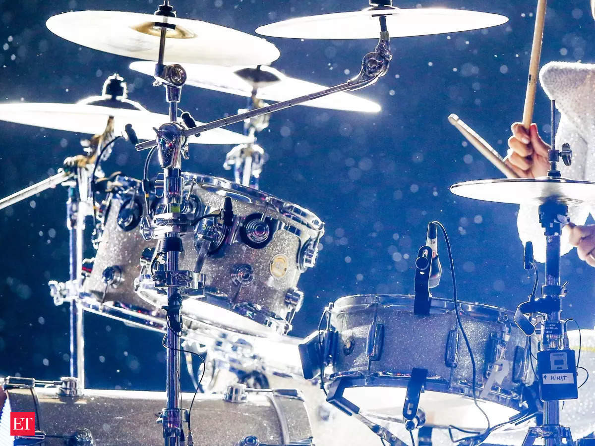 motley crue: Tommy Lee of Motley Crue stops drumming mid-show during  reunion tour due to broken ribs - The Economic Times