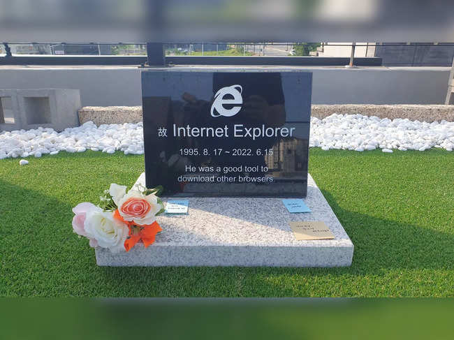 Tombstone of Internet Explorer
