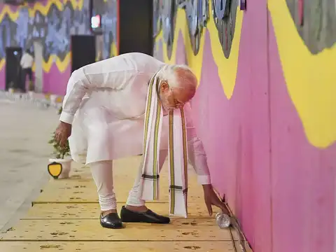 ​Modi picks up litter