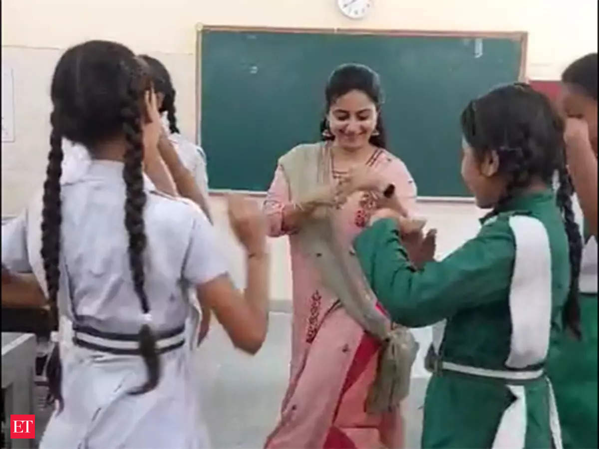 Delhi School Teacher Dance Video: Delhi teacher grooves to 'Jhumka Bareilly  Wala' in an empty classroom, video goes viral - The Economic Times