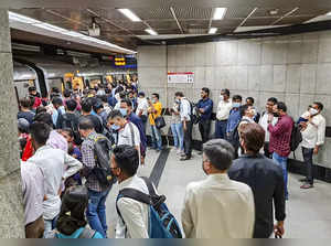 New Delhi: Commuters