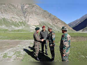 Northern Army commander visits forward areas along LAC