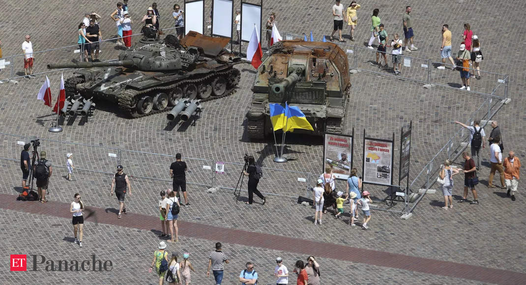 Polska: rosyjskie czołgi rozbite podczas wojny na Ukrainie, uszkodzona broń na wystawie w Polsce