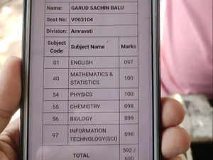 Auto rickshaw driver proudly shows son's mark sheet to passenger, social media applauds