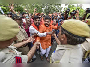 New Delhi: Police detain Vishwa Hindu Parishad (VHP) and Bajrang Dal activists d...