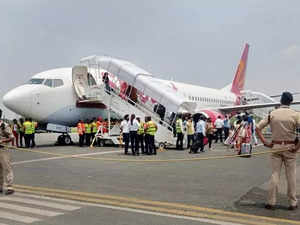 What caused engine fire that made SpiceJet Patna-Delhi flight to perform an emergency landing?