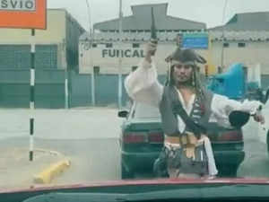 'Captain Jack Sparrow' goes begging, Twitterati has a field day