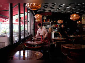 Dining in resumes at a restaurant in Shanghai