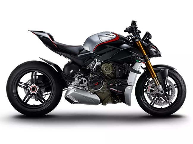 The bike generates 208 hp of power while delivering a torque of 123 Nm at 9,500 rpm.