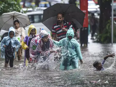 Monsoon mayhem in Mumbai: See pics - ​Heavy showers in Mumbai