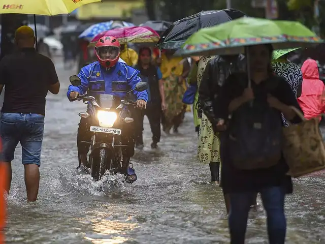 Monsoon mayhem in Mumbai: See pics - ​Heavy showers in Mumbai