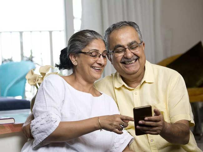 old-couple-smartphone_iStock