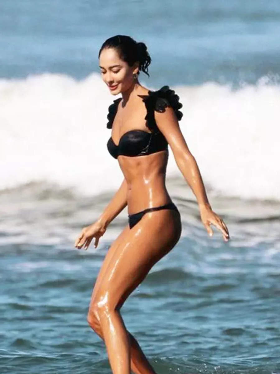 Lisa Haydon Shows Us How To Beat Summer Heat With These Bikini Pictures Toiphotogallery