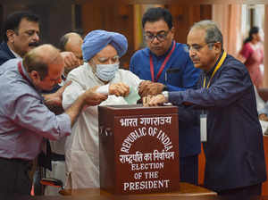 New Delhi: Former prime minister and MP Manmohan Singh casts his vote for the el...