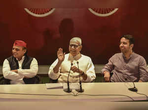 Lucknow: (L-R) Samajwadi Party President Akhilesh Yadav with opposition's Presid...