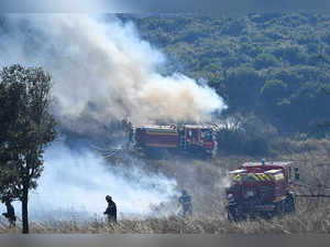 900 firefighters battle massive fire in southeast France