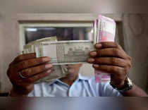 Rupee falls 7 paise to 79.92 against US dollar in early trade