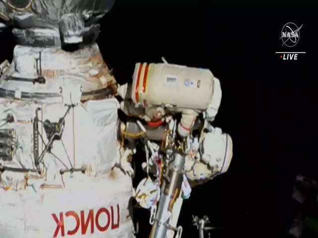 Cosmonauts pair up for spacewalks