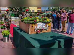 Baramulla: Security personnel pay tribute to the mortal remains of Axel, army's ...