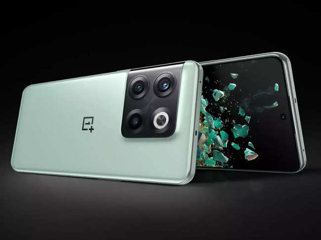 T​he OnePlus 10T will come in two colour variants - Moonstone Black and Moonlight White.​