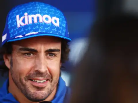 Alonso arrives at Aston