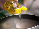 Centre asks edible oil manufacturing companies to further cut price by 10-12 Rupees