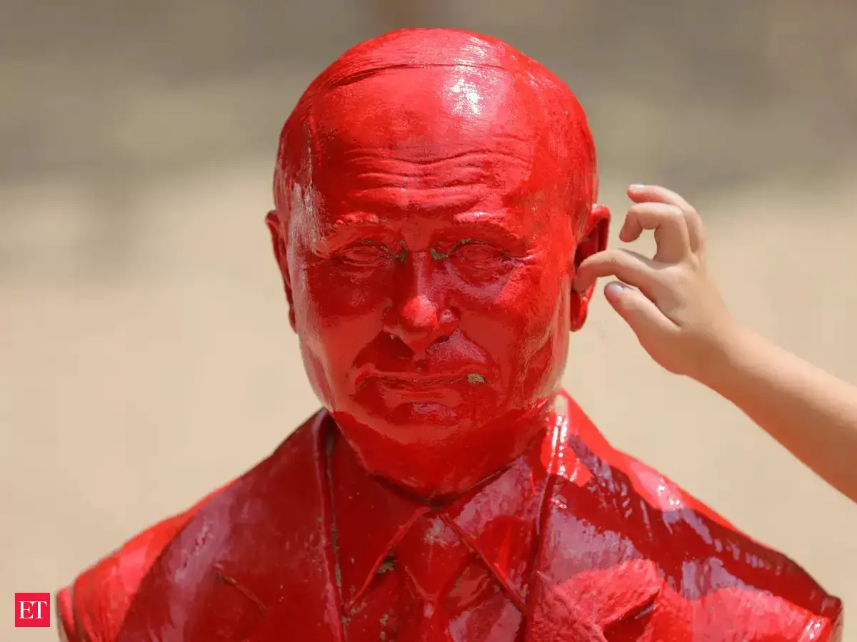 Vladimir Putin statue riding a tank in Manhattan's Central Park becomes ...