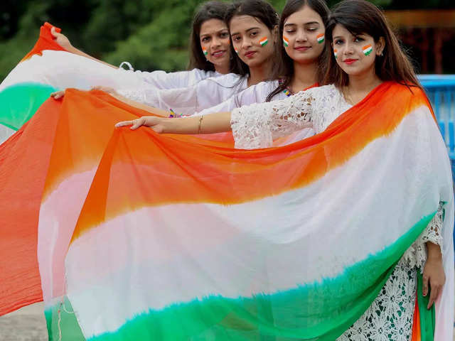 August 15: Wear such dresses to drown in the colors of freedom | NewsTrack  English 1