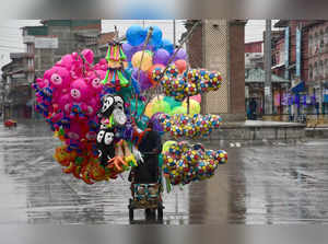 Srinagar, May 03 (ANI): A vendor pushes a handcart with toys to sell on the occa...