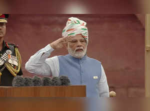 New Delhi: Prime Minister Narendra Modi salutes after hoisting the national flag on the occasion of 76th Independence Day at Red Fort in New Delhi on Monday, Aug. 15, 2022. (Photo:Twitter)