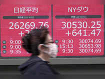 Japan shares reverse gains, investors await Fed symposium