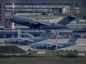 Ramstein: A C-17 Globemaster military aircraft takes off from Ramstein military ...