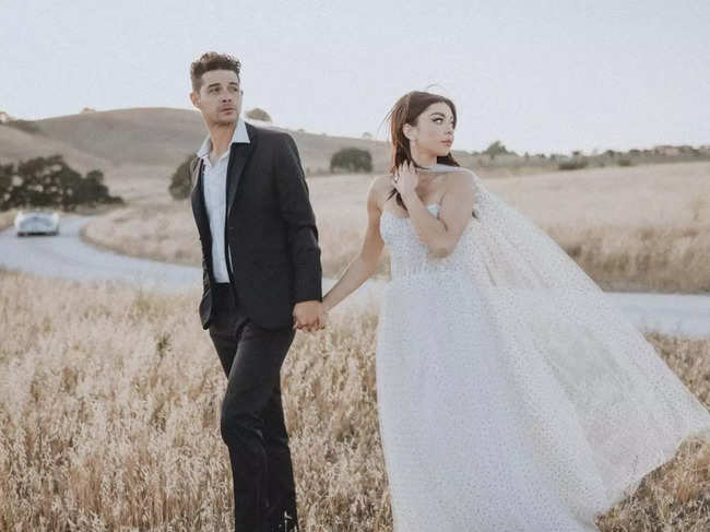'Modern Family' actor Sarah Hyland, TV personality Wells Adams finally get hitched