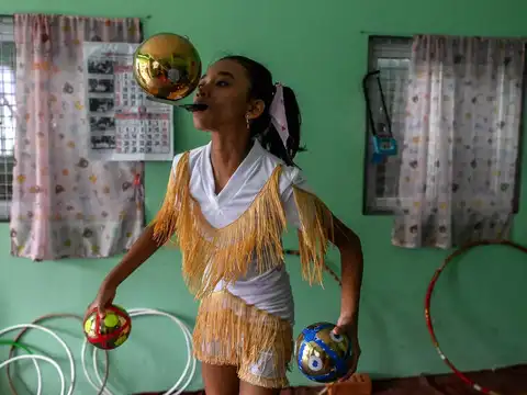 ​Han Myint Mo juggles