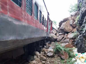 train-derail-railway-source
