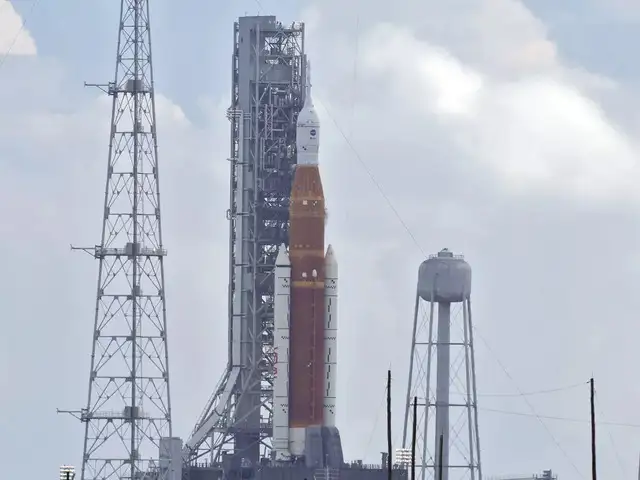 322-foot (98-meter) rocket - NASA fuels moon rocket for liftoff on 1st ...