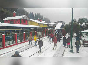 **EDS: IMAGE POSTED BY @RailNf ON THURSDAY, DEC 30, 2021** Darjeeling: Tourists ...