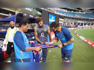 Kohli gifts autographed jersey to Pakistan's Haris Rauf; video goes viral(Credit: BCCI)