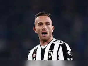 Liverpool in talks to loan midfielder Arthur Melo from Juventus? See what's brewing off the field.