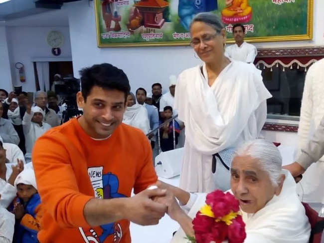 File photo of Sidharth Shukla with his mother (centre) and Brahma Kumaris Chief​ Rajyogini Dadi Janki, who passed away in March 2020.