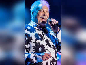 Tom Jones' tribute to deceased wife leaves 'The Voice' fans teary-eyed