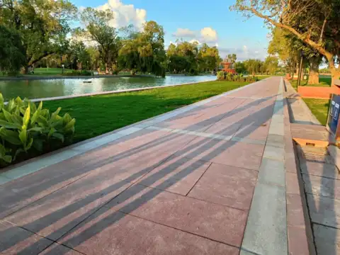 3 kilometre long tree-lined area