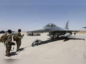 FILE PHOTO: U.S. Army soldiers look at an F-16 fighter jet at a military base in Balad, Iraq
