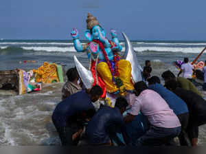 Chennai: Hindu devotees immerse an idol of Lord Ganesh during the Ganesh Visarjan, in Chennai on Sunday, Set. 4, 2022. (Photo: Parthi Bhan/IANS)