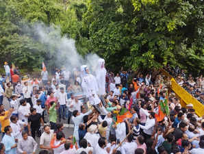 Delhi Liquor Scam- BJP protested by burning effigies of Kejriwal and Sisodia.