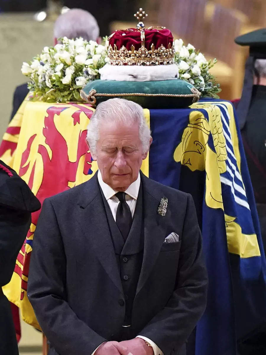 Queen Elizabeth coffin: Queen Elizabeth II death: Here's how King & pay to queen | EconomicTimes