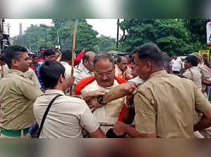 Paschim Bardhaman, Sep 13 (ANI): A clash breaks out between BJP leaders and Poli...