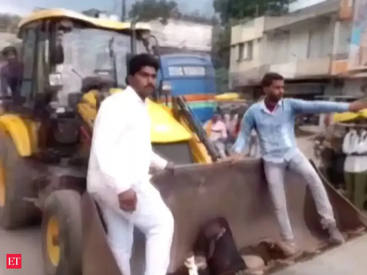 mp bike accident: Madhya Pradesh: Bike accident victim taken to ...