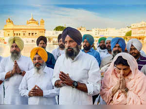 Amritsar: Shiromani Akali Dal (SAD) leader Bikram Singh Majithia offers prayers ...