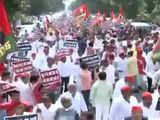 Lucknow: SP protesters march towards UP Legislative assembly